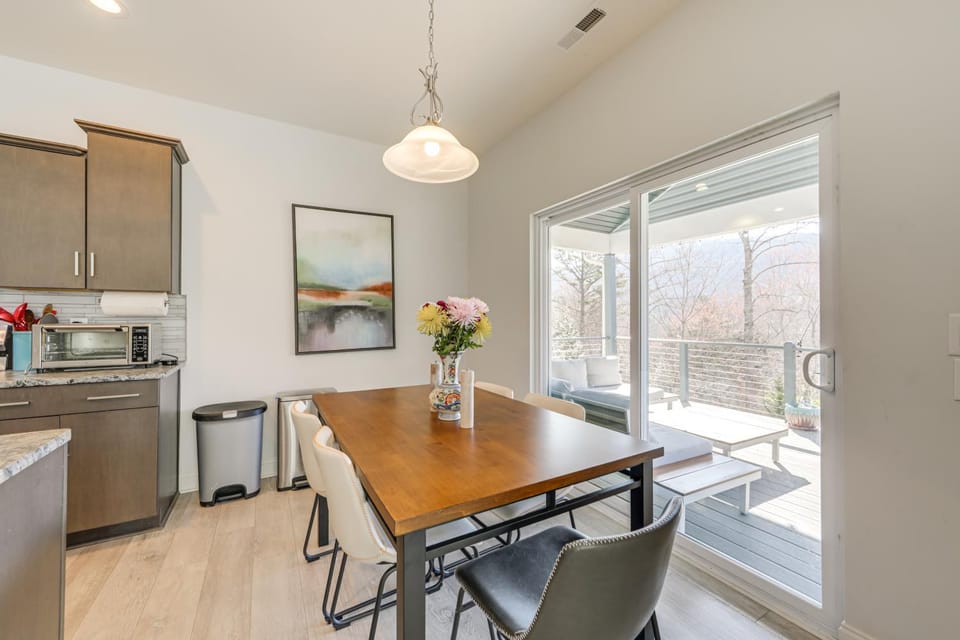 7 Mi to Dtwn Asheville: Apt w/ Sauna Access! Apartment in Asheville