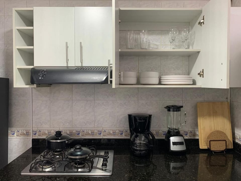 Acogedor apartaestudio en ciudad jardin, cerca de holguines, unicentro y al cub campestre Apartment in Cali