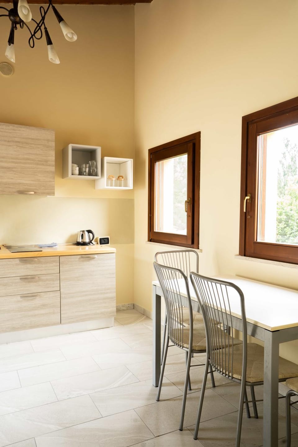Kitchen or kitchenette, Dining area