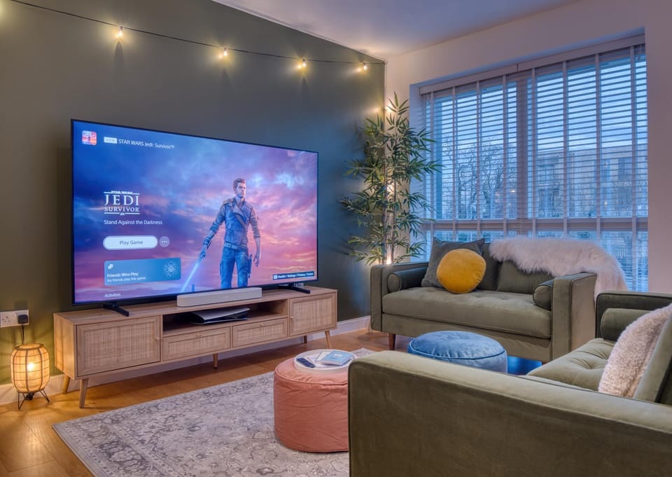 Communal lounge/ TV room, TV and multimedia, Living room, Seating area, Evening entertainment