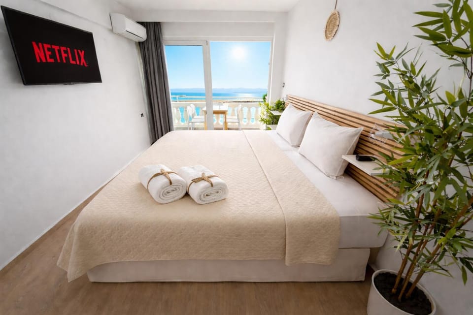 Bed, Sea view, towels