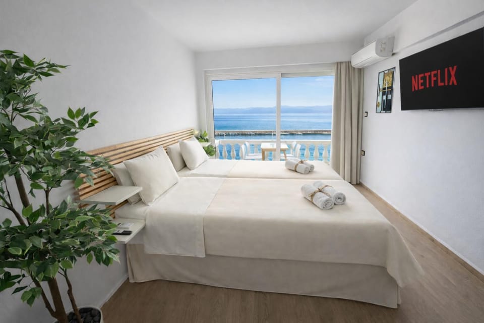 Bed, Natural landscape, TV and multimedia, View (from property/room), Balcony/Terrace, Photo of the whole room, Sea view, towels
