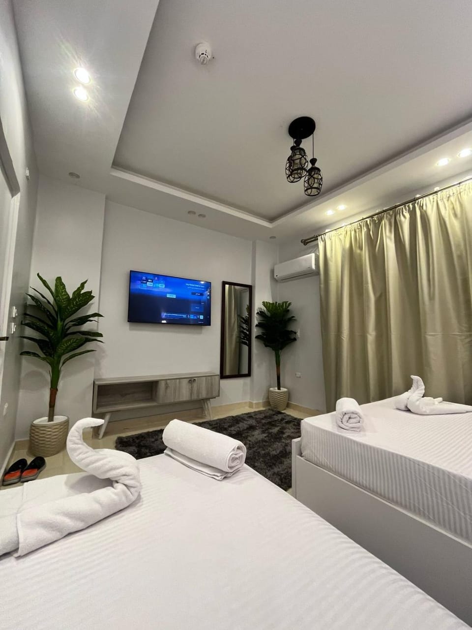 Bed, TV and multimedia, Photo of the whole room, Bedroom, towels