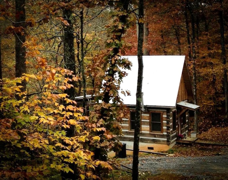 Beautiful Waterfront Cabin with Hot Tub near Winston-Salem, North Carolina Cabin in Elkin