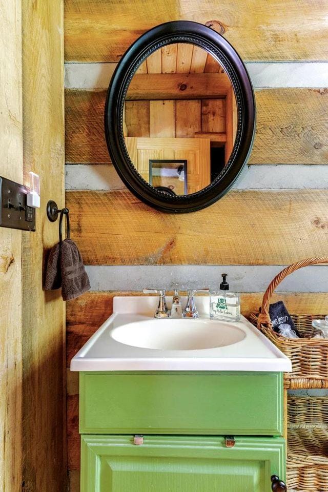 Beautiful Waterfront Cabin with Hot Tub near Winston-Salem, North Carolina Cabin in Elkin