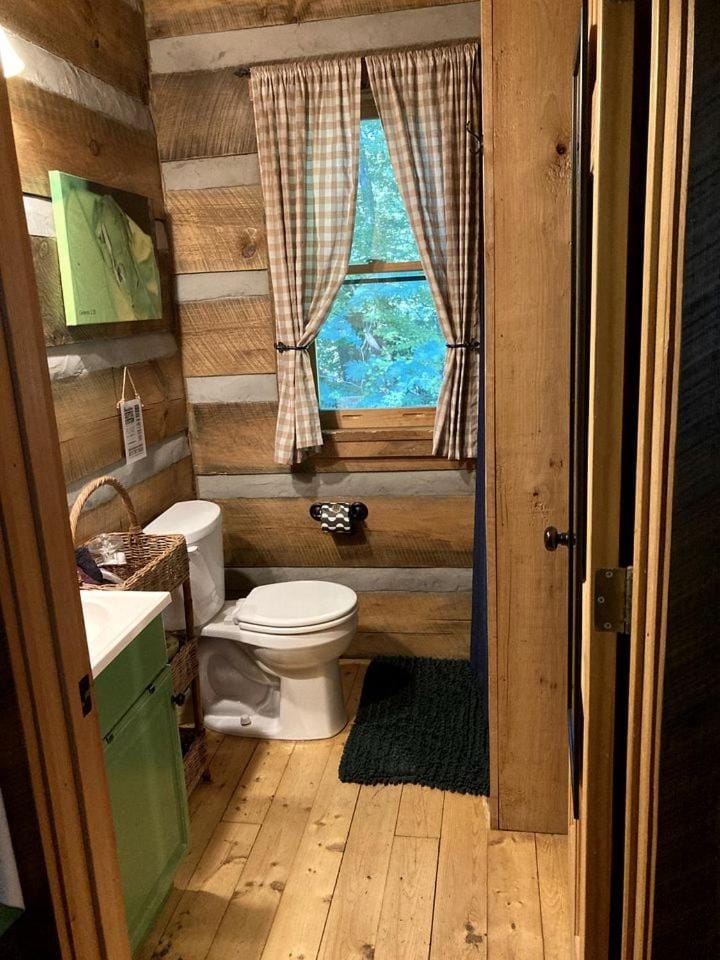 Beautiful Waterfront Cabin with Hot Tub near Winston-Salem, North Carolina Cabin in Elkin