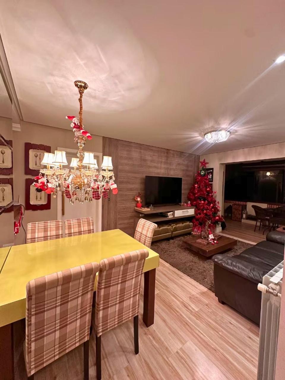 TV and multimedia, Kitchen or kitchenette, Living room, Seating area, Dining area
