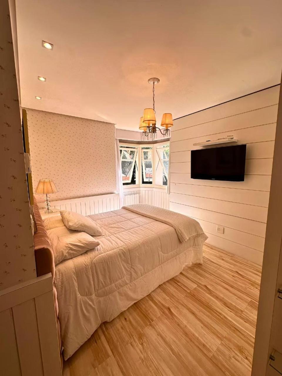 Bed, TV and multimedia, Photo of the whole room, Bedroom