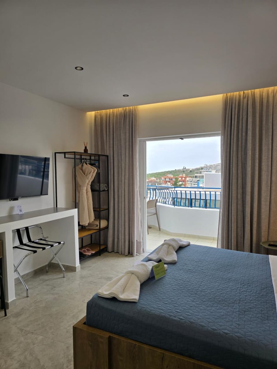 Bed, TV and multimedia, View (from property/room), Balcony/Terrace, Bedroom