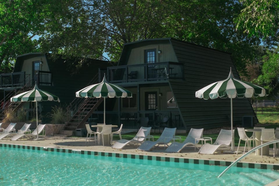 Property building, Swimming pool, sunbed