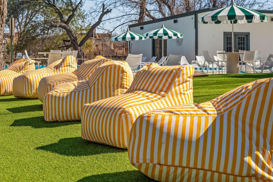 Property building, Seating area, Area and facilities, sunbed