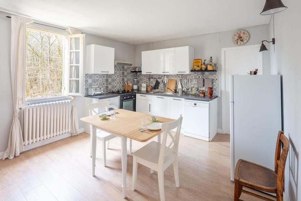 Dining area, dishwasher, stove