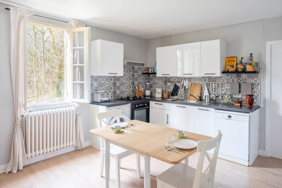 Coffee/tea facilities, Kitchen or kitchenette, Dining area, dishwasher, stove, toaster, washing machine