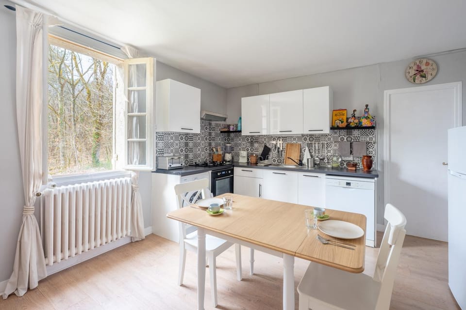 Kitchen or kitchenette, Dining area, stove