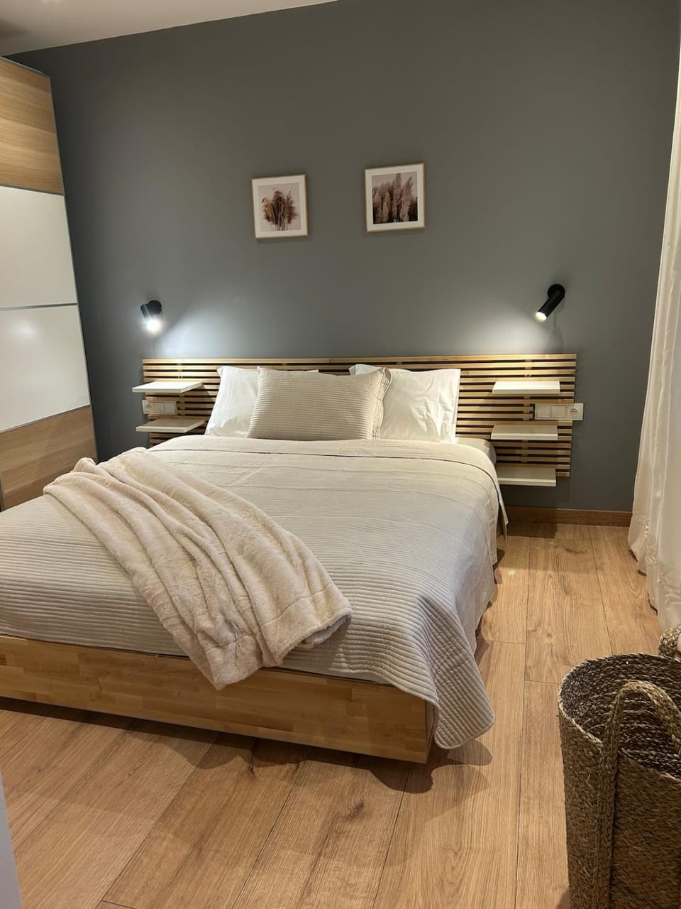Bed, Photo of the whole room, Bedroom