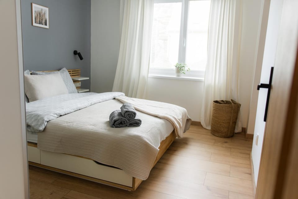 Bed, Bedroom, towels