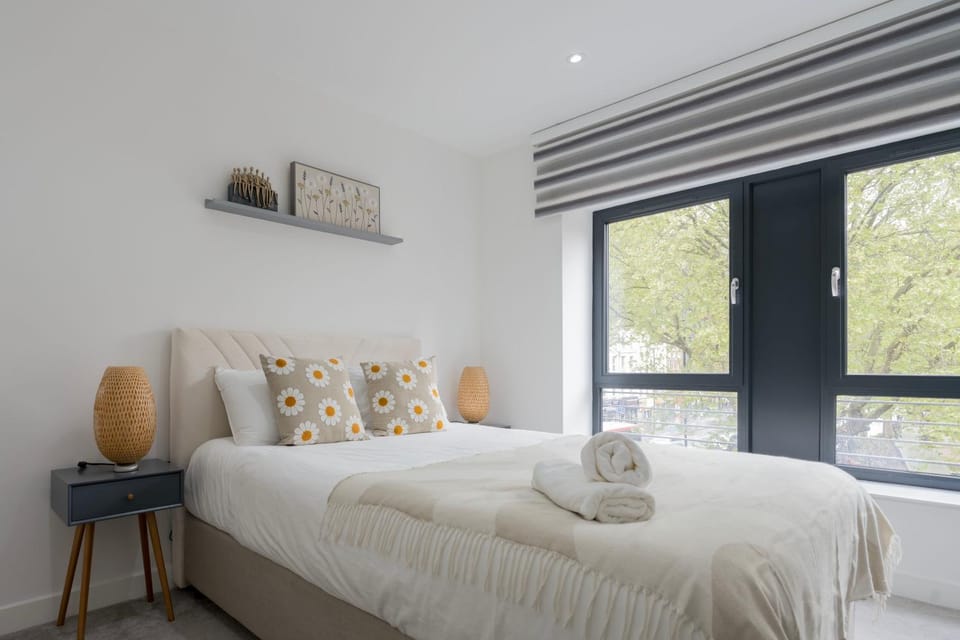 Stylish Modern Apartment by Aldgate East Station 4 Apartment in London