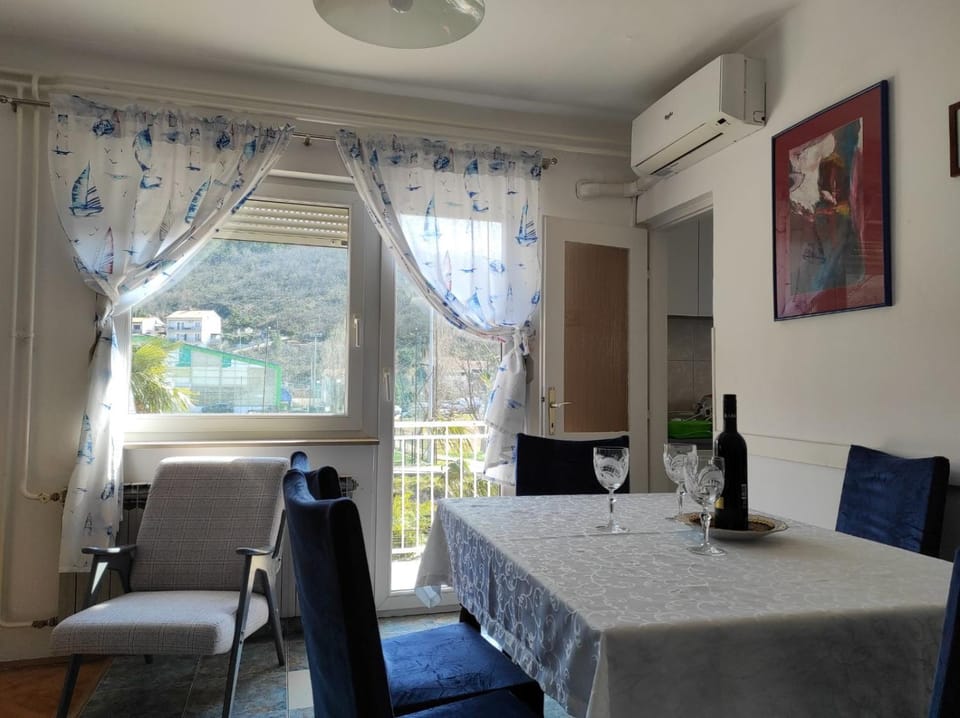 Seating area, Dining area