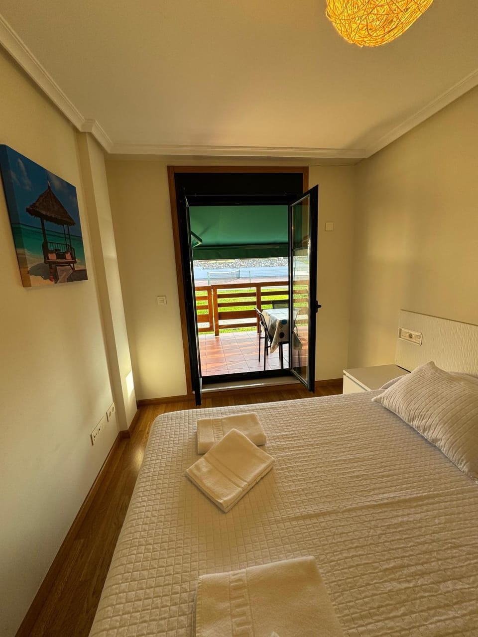 Bed, Bedroom, towels
