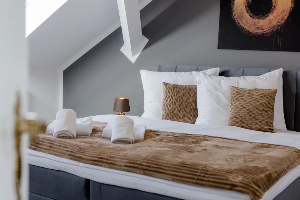 Bed, Bedroom, towels