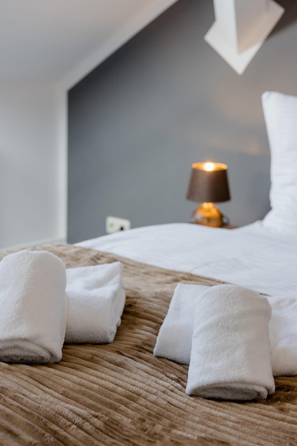 Bed, towels