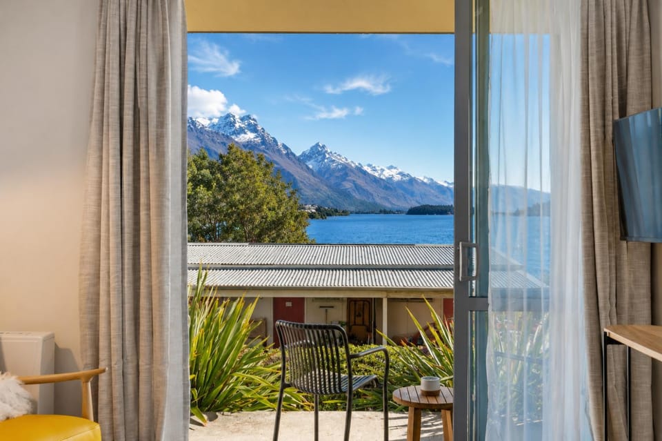 Patio, Mountain view