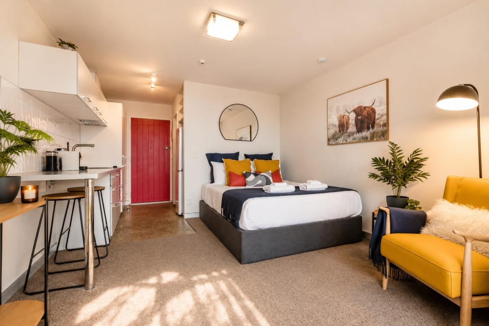 Seating area, Bedroom, kitchen