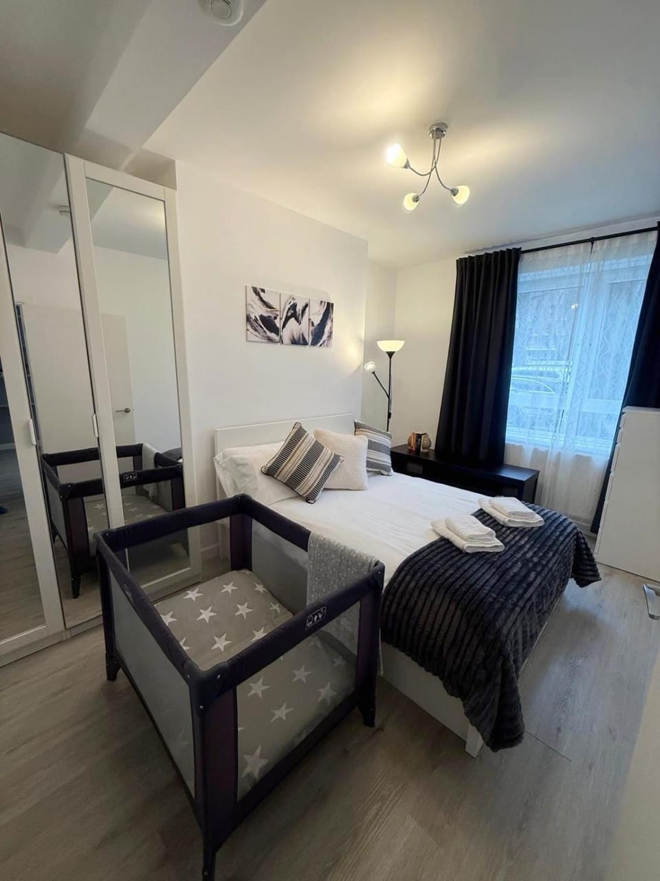 Bed, Photo of the whole room, Bedroom