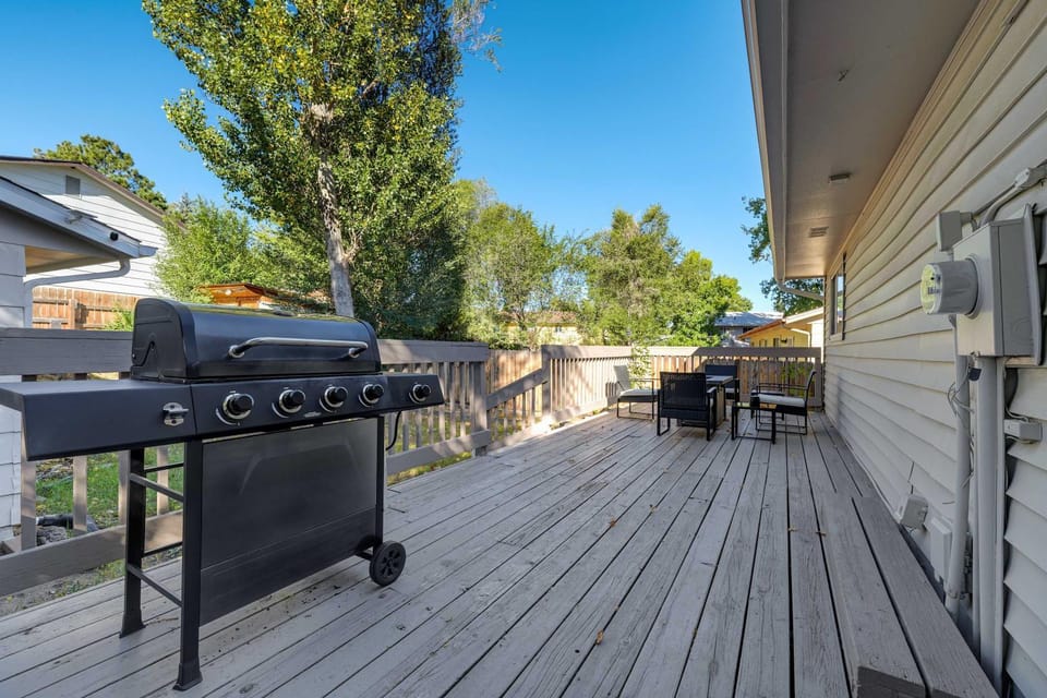 Cheerful Chalet Centrally Located w BBQ Pit Apartment in Colorado Springs