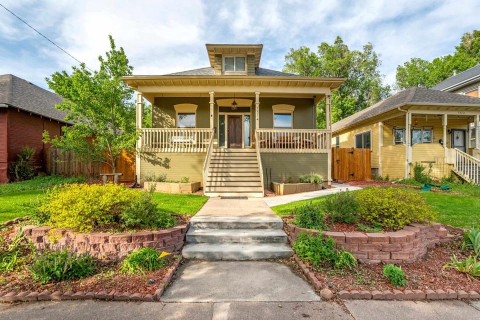 Kindred Courtyard Historic Stay w BBQ & Fire Pit House in Old Colorado City