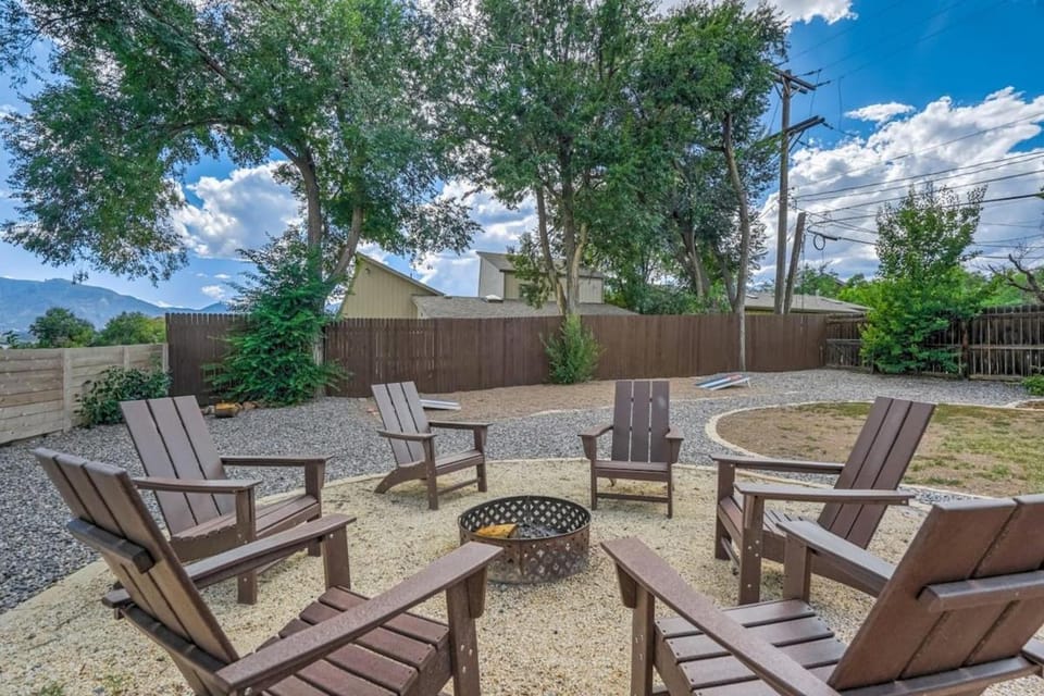 Skyline Overlook Panoramic Views & Hot Tub House in Colorado Springs