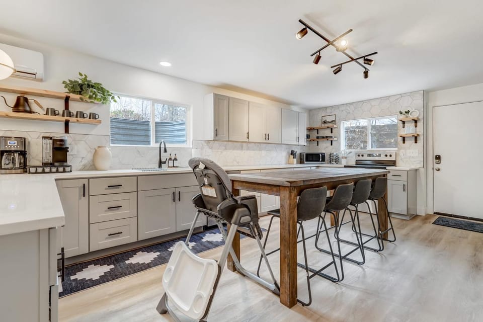 Sundance Retreat 2 King Beds Downtown & Kitchen Apartment in Colorado Springs