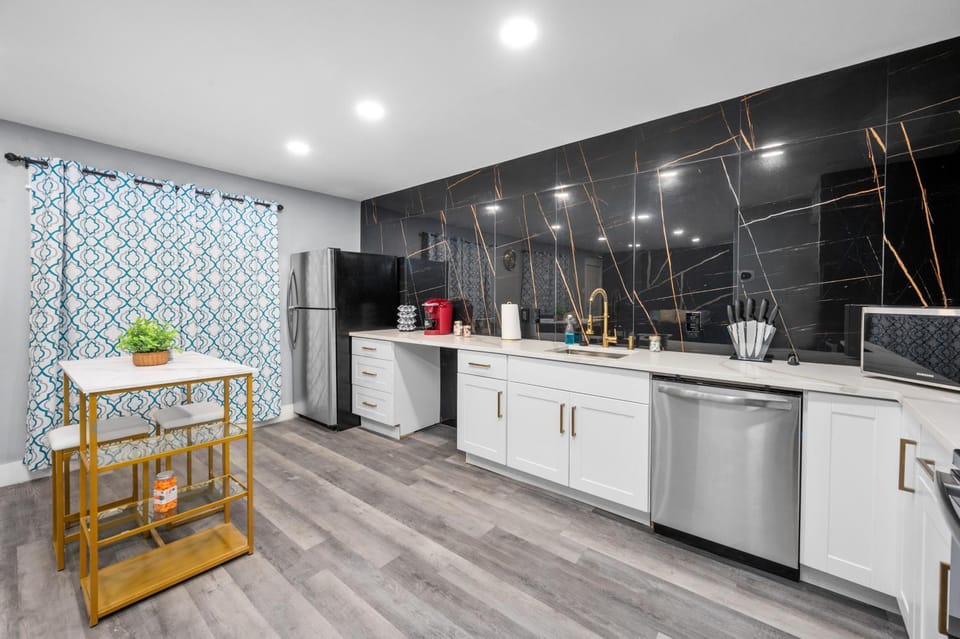 Chic Heights Retreat with Pool and Free Parking Apartment in Houston