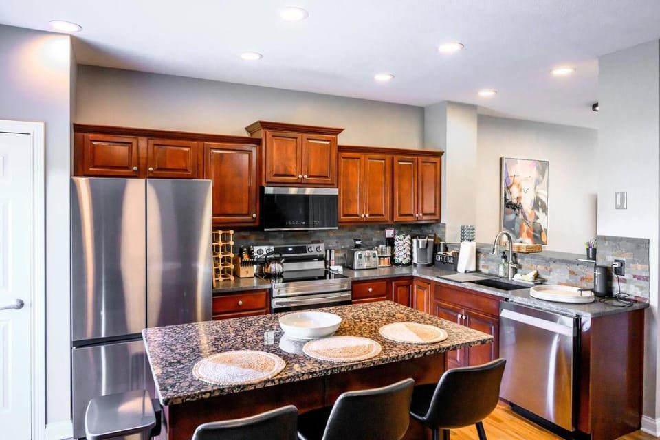 ND Luxury Townhome 8 min to ND Stadium! House in Roseland