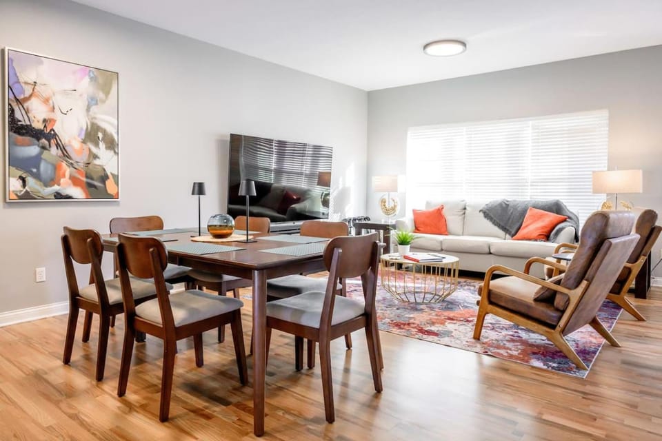 ND Luxury Townhome 8 min to ND Stadium! House in Roseland