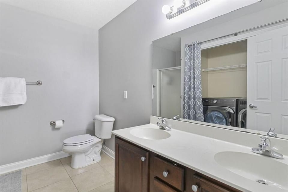 ND Luxury Townhome 8 min to ND Stadium! House in Roseland