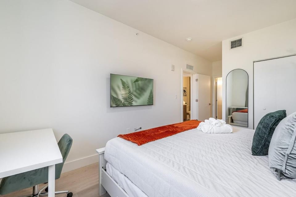 New 2br 2bath 5 mins from beach 15 mins airport Apartment in Hallandale Beach