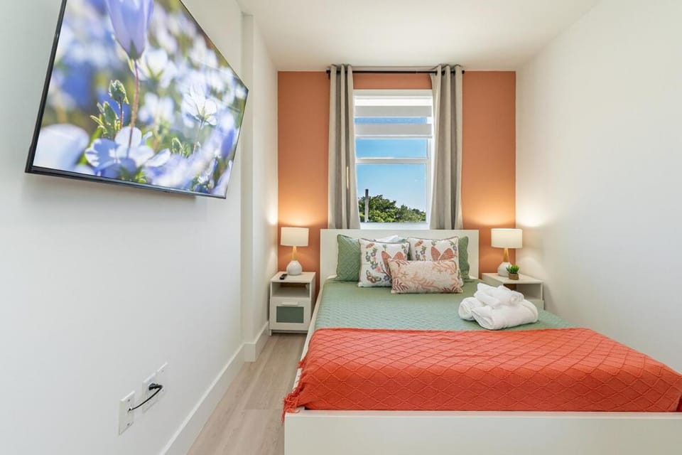 New 2br 2bath 5 mins from beach 15 mins airport Apartment in Hallandale Beach