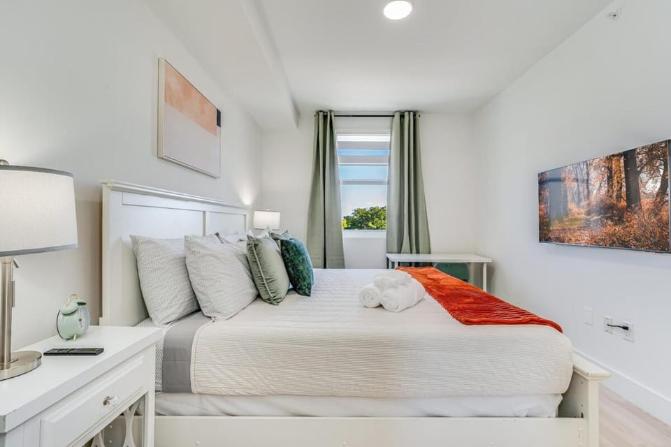 New 2br 2bath 5 mins from beach 15 mins airport Apartment in Hallandale Beach