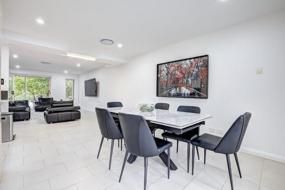 Lakeview Family Retreat Canberra- cozy townhouse House in Canberra
