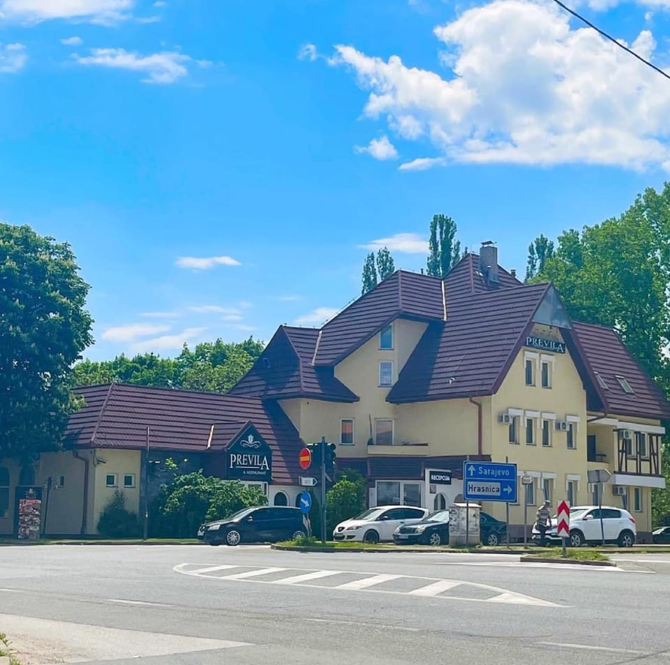 Property building, Day, Neighbourhood