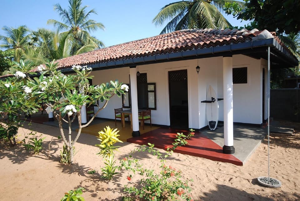 Property building, Patio, Restaurant/places to eat, Facade/entrance, Garden, Balcony/Terrace, Garden view, sunbed
