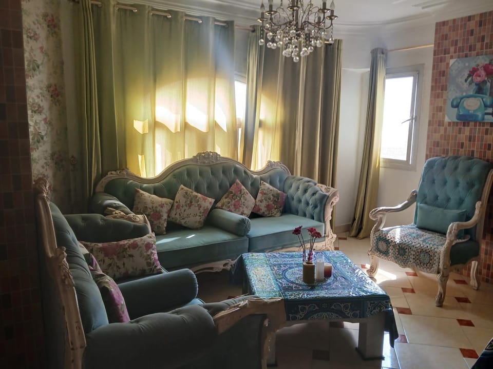 شقة للايجار بالمعادى ثلاث غرف منهم غرفه ماستر و حمامين ومطبخ Apartment in Cairo Governorate