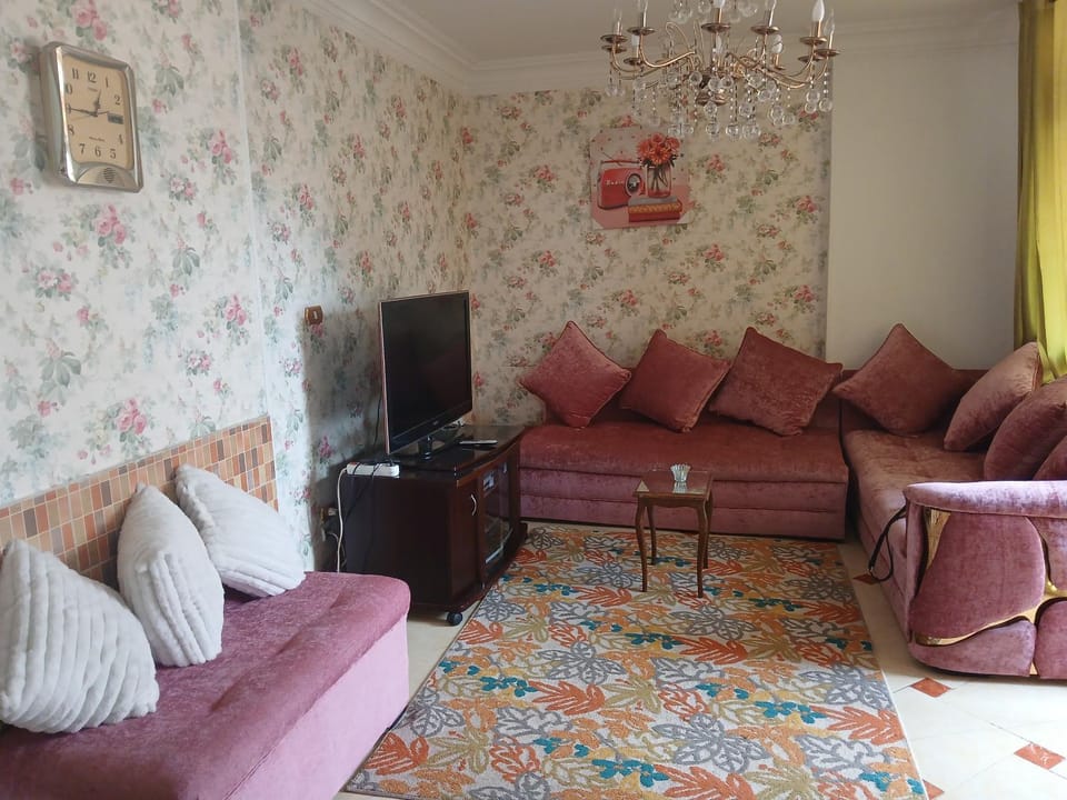 شقة للايجار بالمعادى ثلاث غرف منهم غرفه ماستر و حمامين ومطبخ Apartment in Cairo Governorate