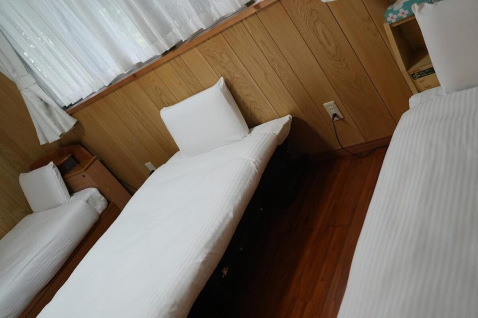 畳で寛ぐ日本の家たもとや Apartment in Okinawa Prefecture