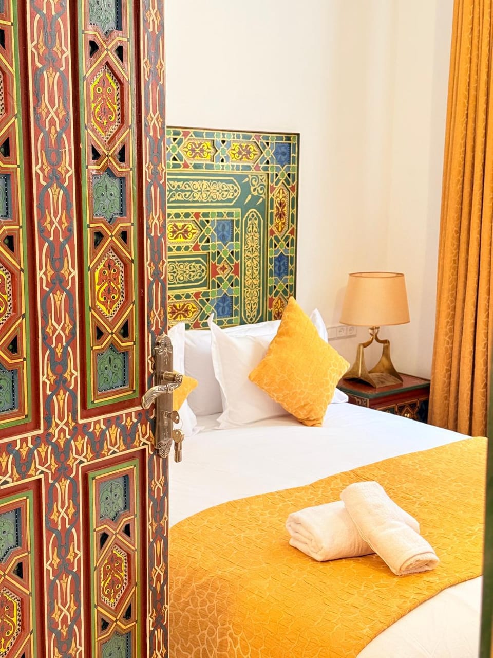 Bed, Photo of the whole room, Bedroom, towels