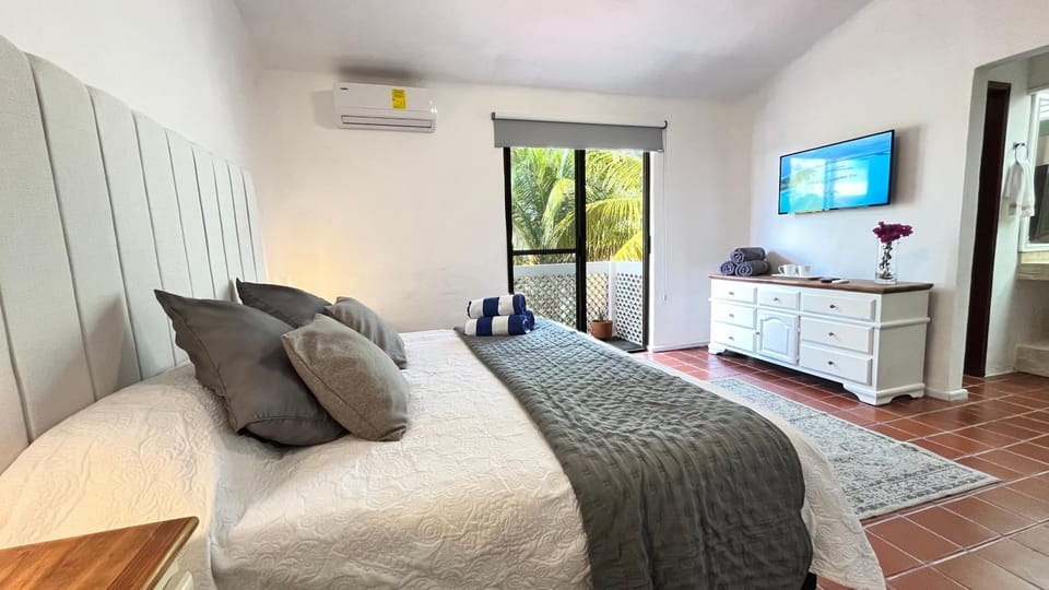 Bed, TV and multimedia, Photo of the whole room, Bedroom, air conditioner