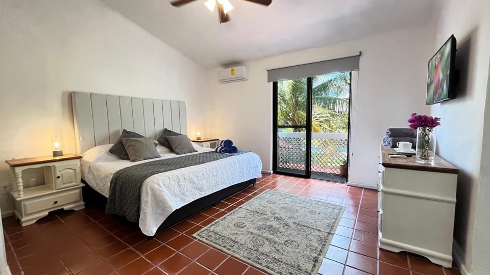 Bed, Bathroom, TV and multimedia, Balcony/Terrace, Photo of the whole room, Bedroom, wardrobe, air conditioner