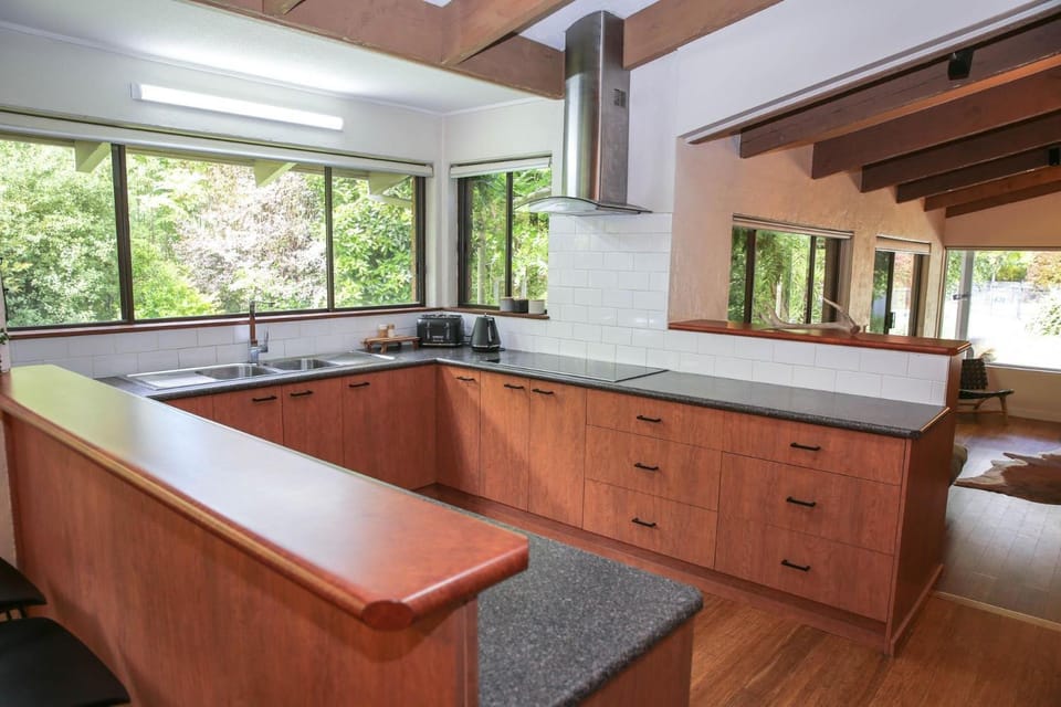 Coffee/tea facilities, Kitchen or kitchenette, dishwasher, microwave, oven, pet friendly, stove, toaster