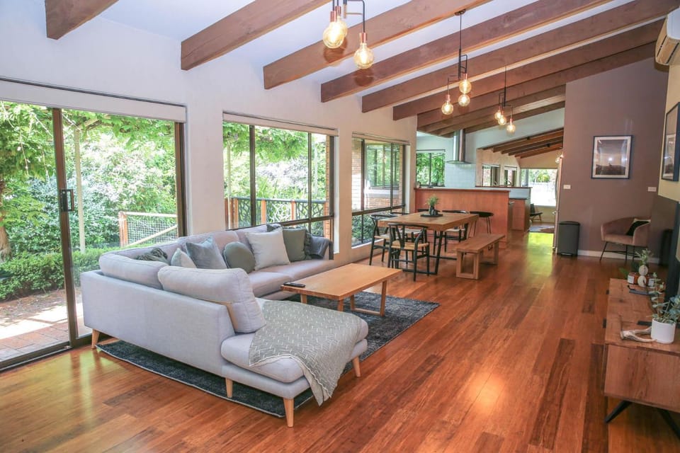 Garden, Living room, Seating area, Dining area, Garden view, heating, pet friendly, air conditioner